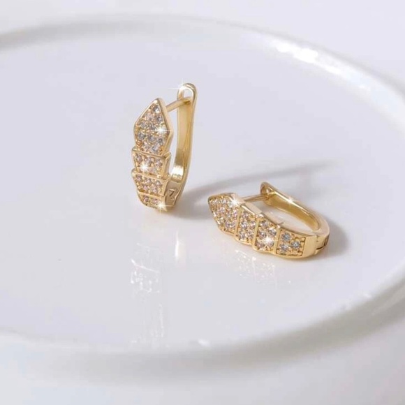 🎁 Add to bundle $7 🎁 NWT Zircon Cooper decor hoop earring - Picture 3 of 3